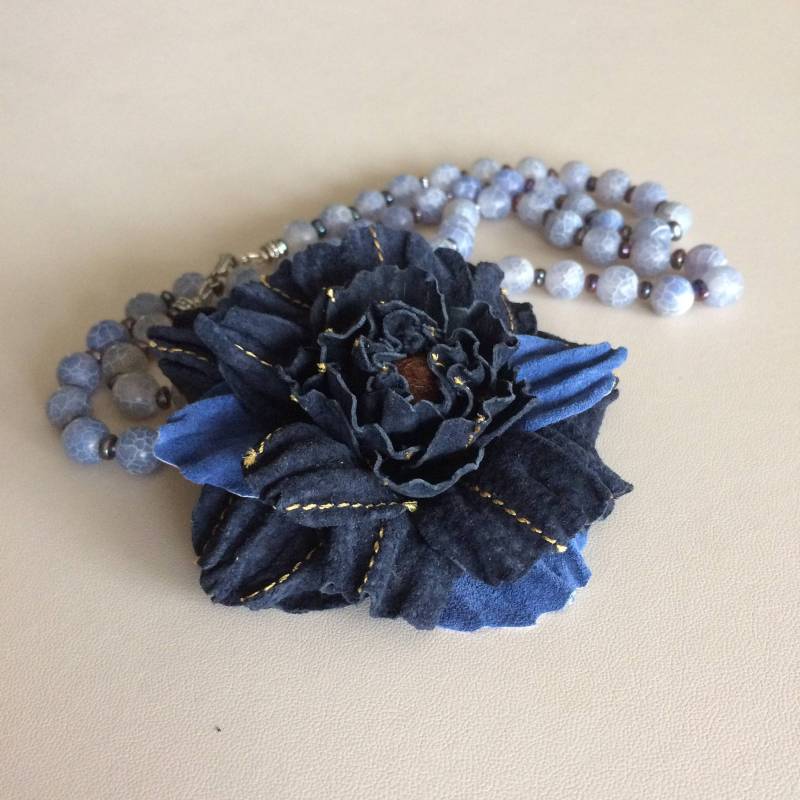 Handgefertigte Marine Wildleder Blumen Brosche Wandelbare Haarspange Handgefertigte Marine Wildleder Blumen Brosche Wandelbare Haarspange von GouzelsBitsAndPieces