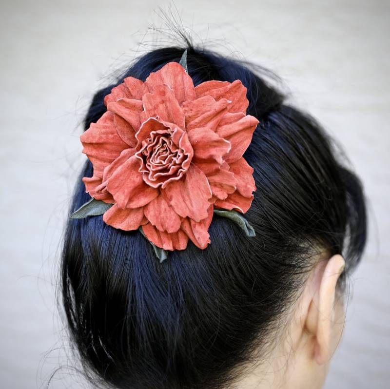 Handgefertigte Orange Wildleder Blumen Brosche Vielseitige Haar Clip-Anstecknadel Handgefertigte Orange Wildleder Blumen Brosche Vielseitige Haar Clip-Anstecknadel von GouzelsBitsAndPieces