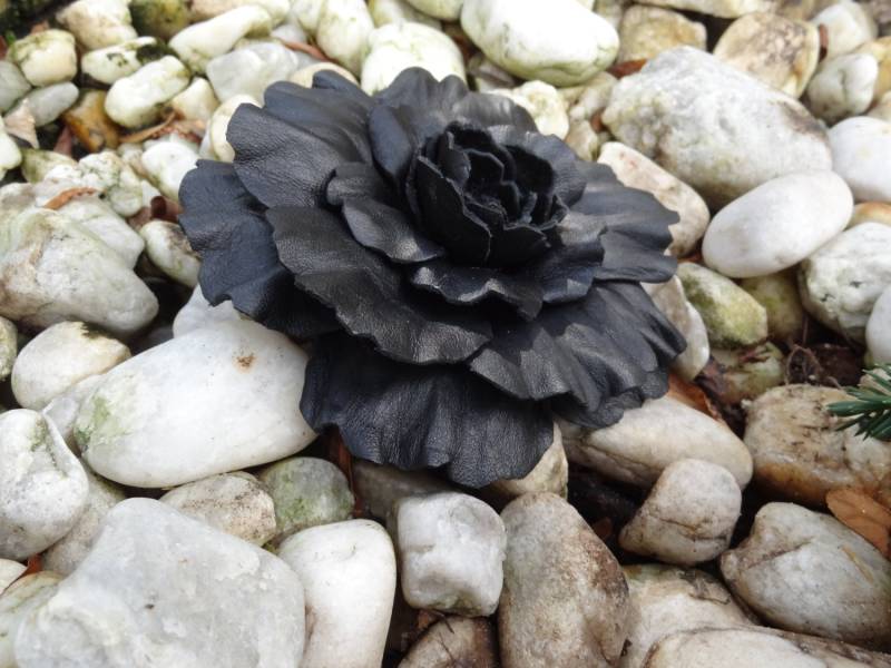 Handgefertigte Schwarz Leder Blumen Brosche Vielseitige Anstecknadel Oder Haar Clip von GouzelsBitsAndPieces