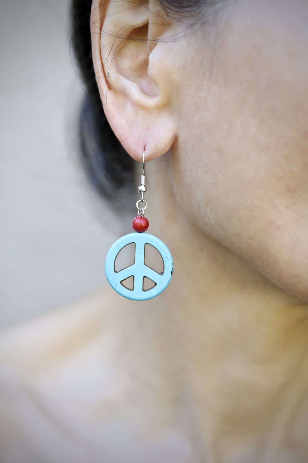 Türkis Peace Zeichen Ohrringe Rote Koralle Perle Boho Schmuck Türkis Peace Zeichen Ohrringe Rote Koralle Perle Boho Schmuck von GouzelsBitsAndPieces