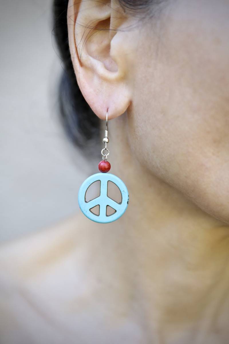 Türkis Peace Zeichen Ohrringe Rote Koralle Perle Boho Schmuck Türkis Peace Zeichen Ohrringe Rote Koralle Perle Boho Schmuck von GouzelsBitsAndPieces