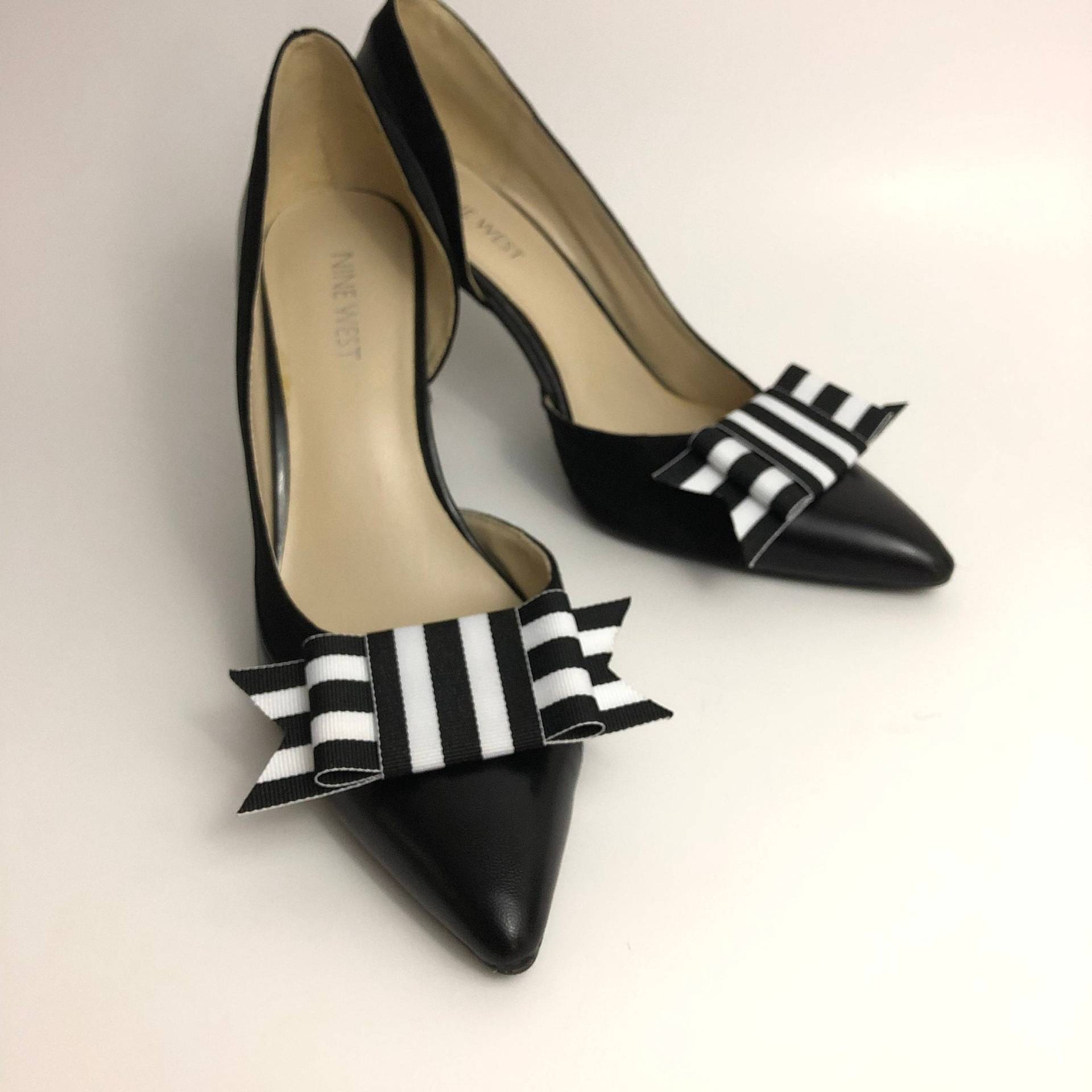 streifen Schwarz Und Weiß Ribbon Bow Schuhclips Satz Von Zwei, Schuhdekorationen streifen Schwarz Und Weiß Ribbon Bow Schuhclips Satz Von Zwei, Schuhdekorationen von GouzelsBitsAndPieces