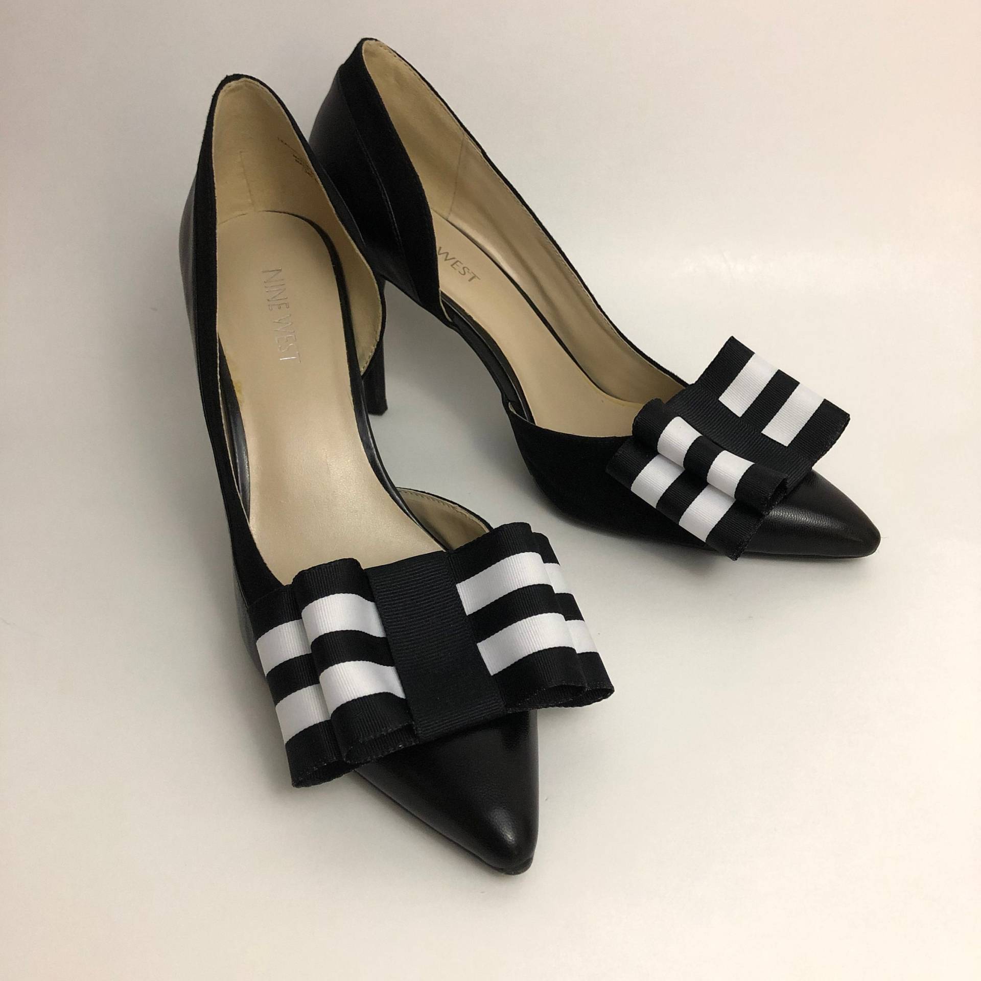 streifen Schwarz Und Weiß Ribbon Bow Schuhclips Satz Von Zwei, Schuhdekorationen streifen Schwarz Und Weiß Ribbon Bow Schuhclips Satz Von Zwei, Schuhdekorationen von GouzelsBitsAndPieces