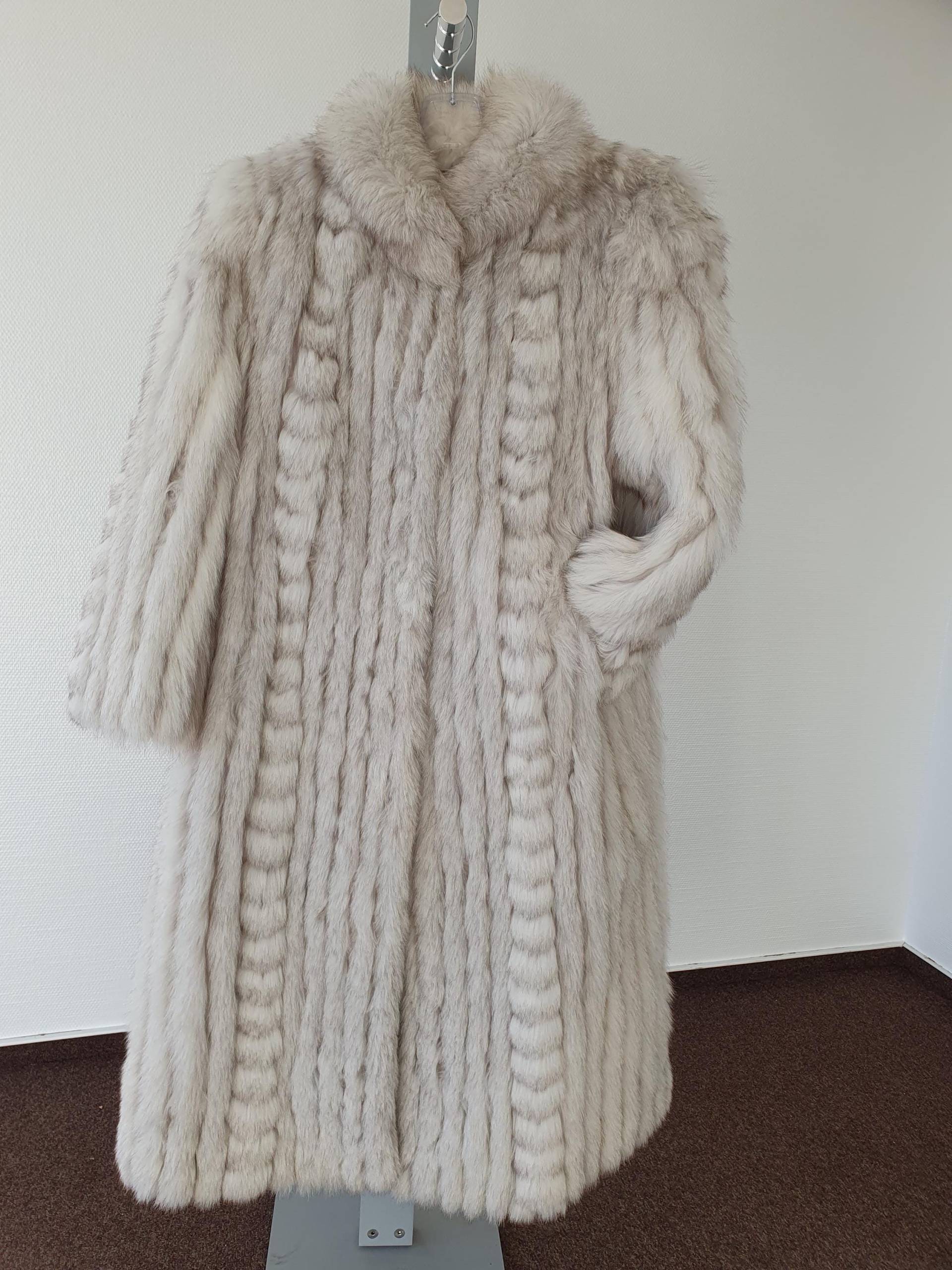 Saga Fox Fuchspelz Pelzmantel Gr. 40 von GrSchatze