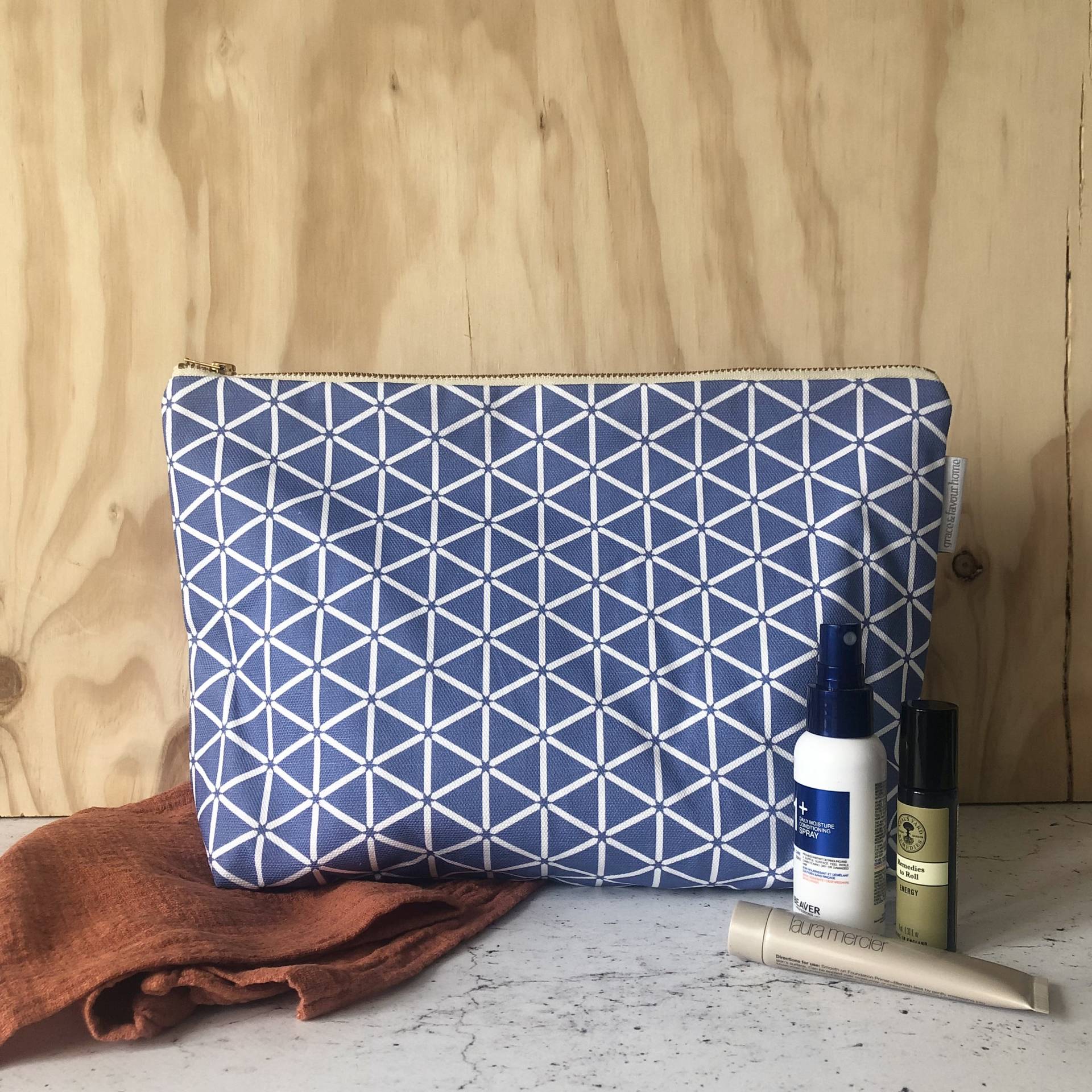 Karin Kulturtasche, Auffällige Kosmetiktasche Im Blauen Design, Große Reißverschlusstasche, Wasserdichtes Futter Und Grober Metallreißverschluss Karin Kulturtasche, Auffällige Kosmetiktasche Im Blauen Design, Große Reißverschlusstasche, Wasserdichtes Futter Und Grober Metallreißverschluss von GraceAndFavourHome