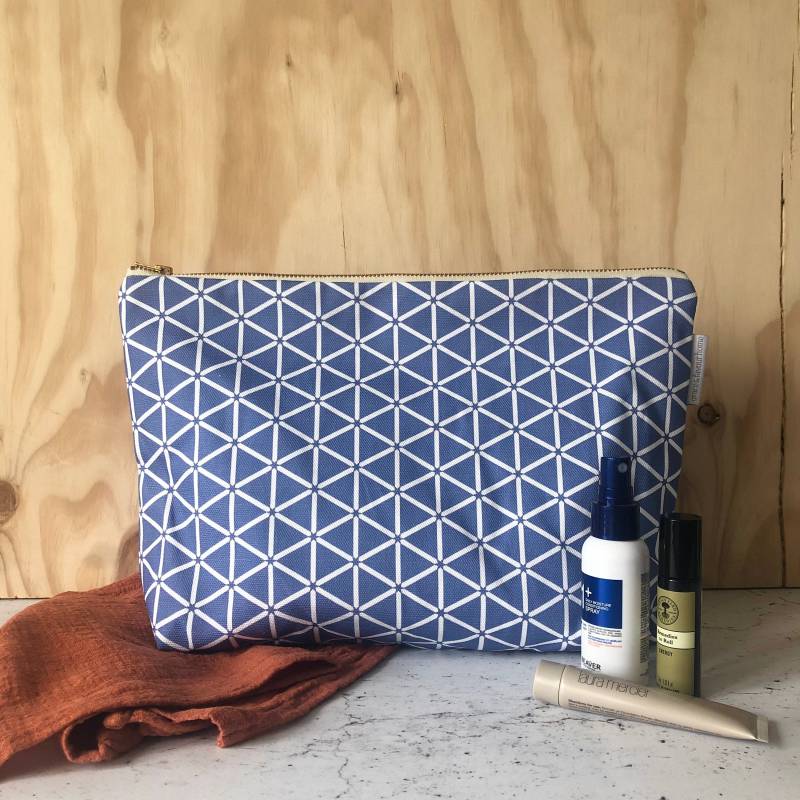Karin Kulturtasche, Auffällige Kosmetiktasche Im Blauen Design, Große Reißverschlusstasche, Wasserdichtes Futter Und Grober Metallreißverschluss Karin Kulturtasche, Auffällige Kosmetiktasche Im Blauen Design, Große Reißverschlusstasche, Wasserdichtes Futter Und Grober Metallreißverschluss von GraceAndFavourHome