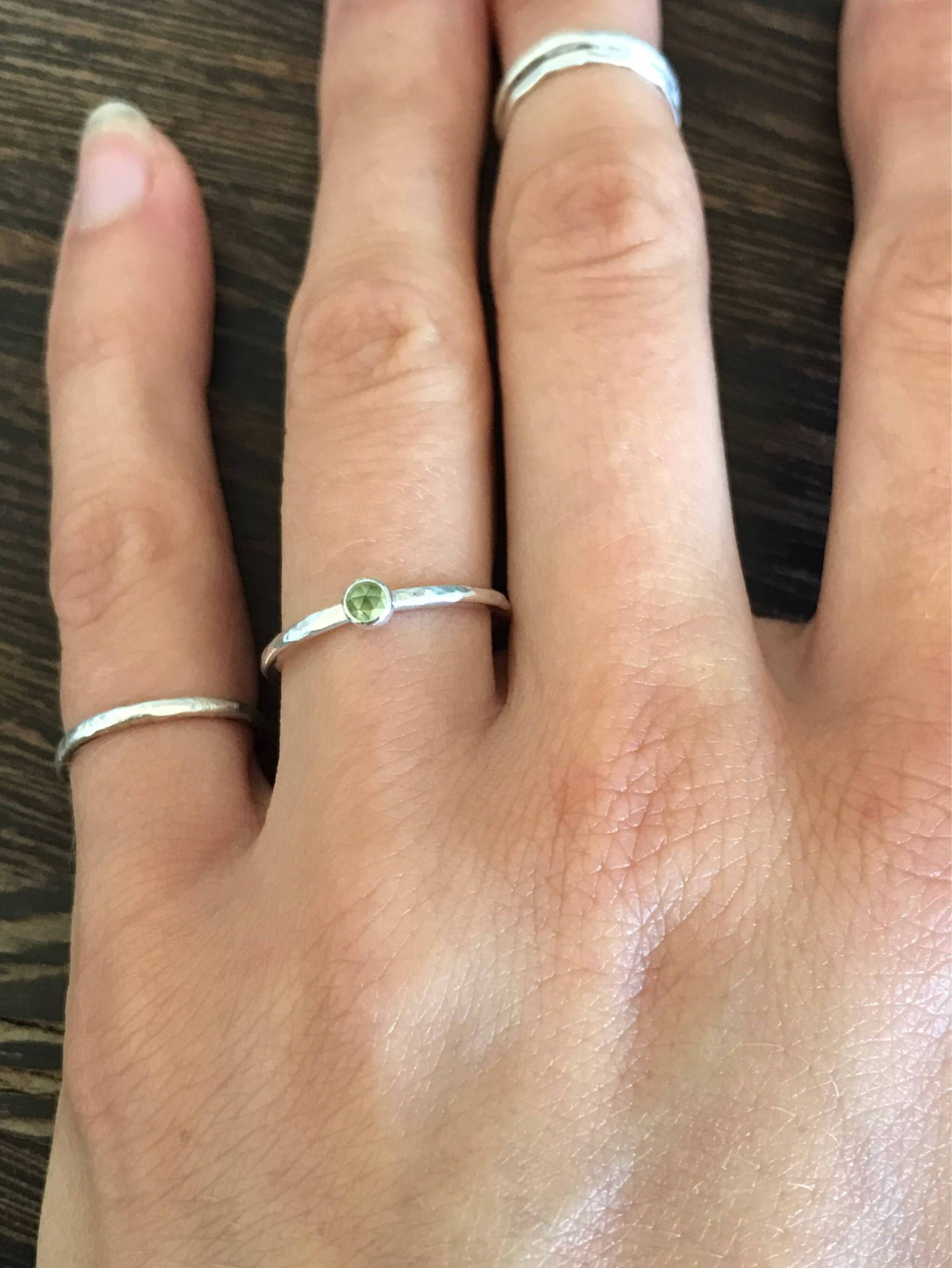 Peridot-Ring, August Geburtsstein Ring, Grüne Edelstein-Ring, Rose Geschnitten Peridot, Blass Grün Peridot Stapelring Peridot-Ring, August Geburtsstein Ring, Grüne Edelstein-Ring, Rose Geschnitten Peridot, Blass Grün Peridot Stapelring von GraceBaskerville