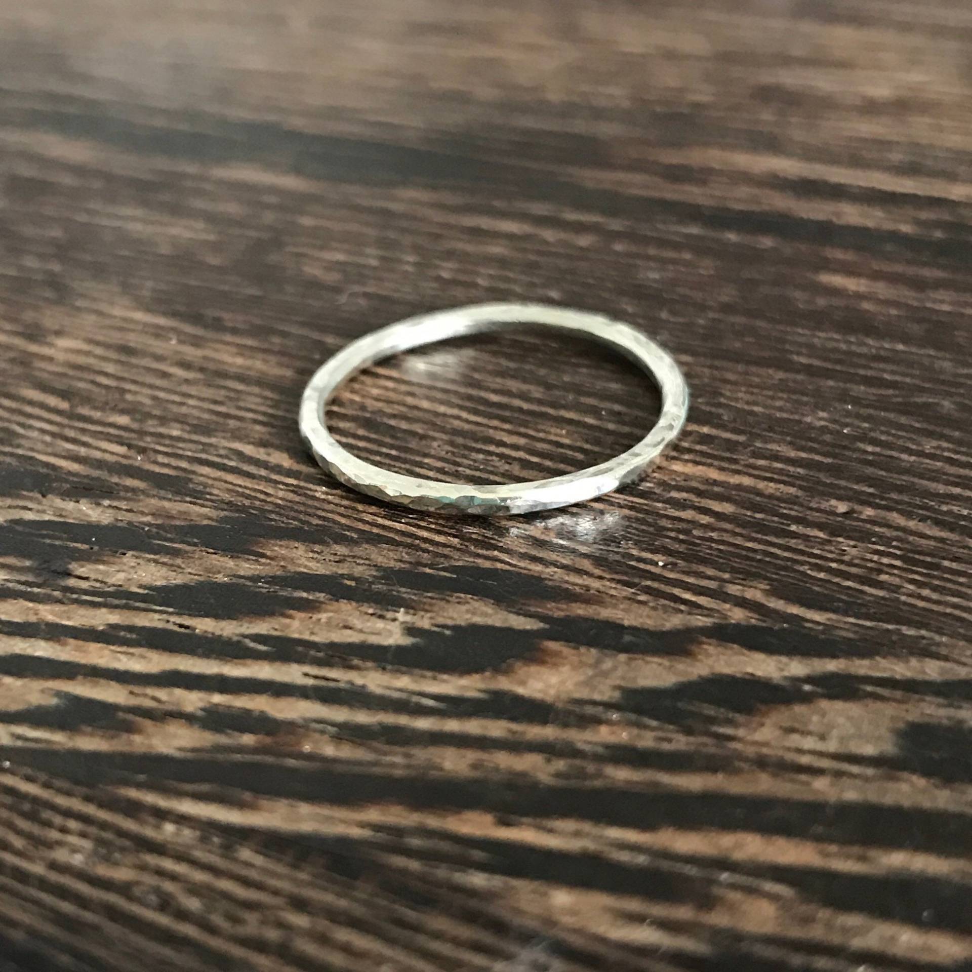 Weißgold Ehering, 9 Karat Trauring, Massiv Feinband, Dünner Weißgoldring, Recycelt Weißgold Ehering, 9 Karat Trauring, Massiv Feinband, Dünner Weißgoldring, Recycelt von GraceBaskerville