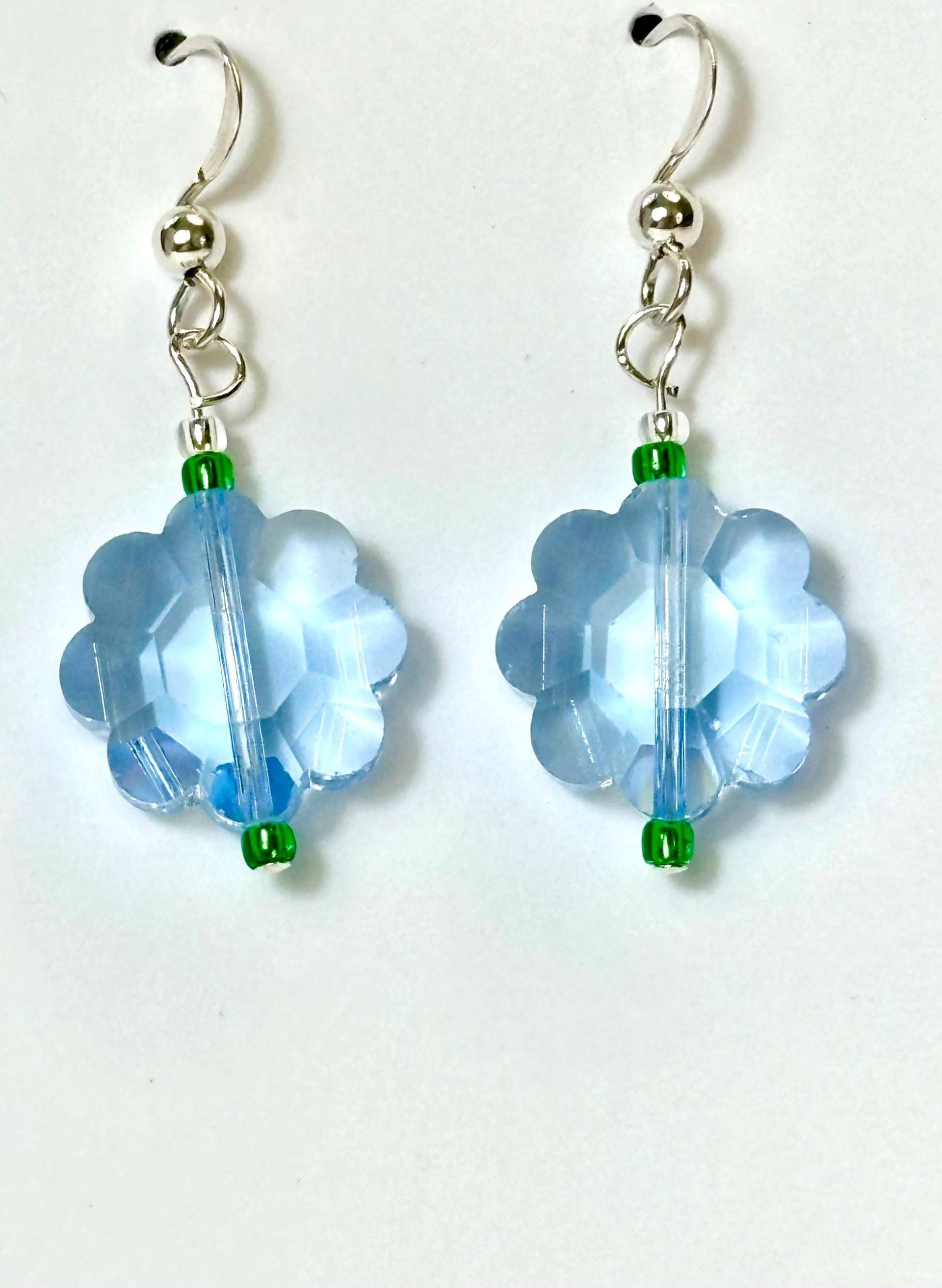 Vintage Swarovski Kristallblumen in Saphirblauen Tropfenohrringen An Sterlingsilber Haken Mit Bicone Akzenten Vintage Swarovski Kristallblumen in Saphirblauen Tropfenohrringen An Sterlingsilber Haken Mit Bicone Akzenten von GraceGalleryDesign