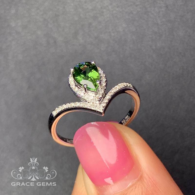 18K Chevron Grüner Saphir Verlobungsring/V Form Halbe Ewigkeit Diamant Band Tropfenschliff Handgefertigter Schmuck Für Frauen Versprechen von GraceGemsUS