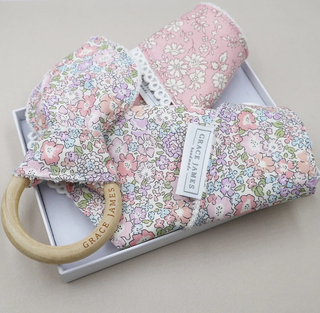 Liberty London Baby Lätzchen, Halstuch Spitzenlätzchen Und Beißring Briefkasten Geschenk. Neugeborene Geschenkbox von GraceJamesOnline