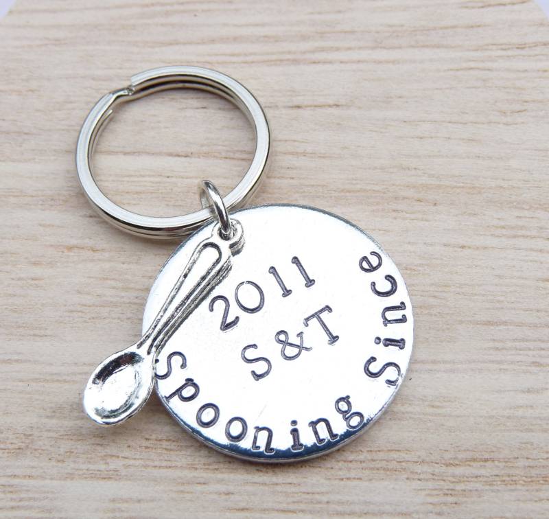Spooning Schlüsselanhänger Weihnachten Jahrestag | 10Yrs Valentinstag Geschenk Ehemann Frau Junge/Freundin Personalisierte Initialen Datum von GraceMorganDesigns