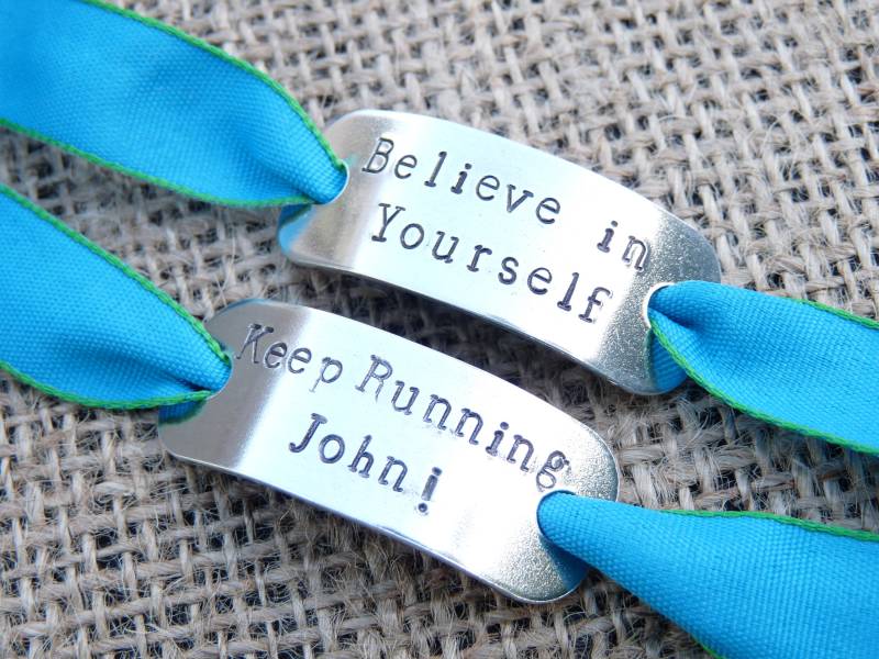 Trainer Tags Personalisiert Laufen Vatertag Geburtstagsgeschenk Park Run Marathon Herren Damen Für Papa Ehemann Freund Schuhanhänger 5 10K von GraceMorganDesigns