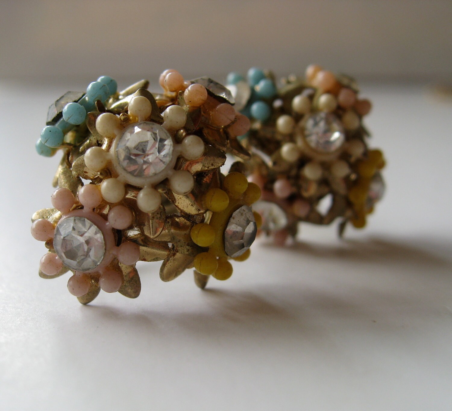 Vintage Celluloid Blumen Ohrringe Pastell Strass Nicht Durchbohrt Vintage Celluloid Blumen Ohrringe Pastell Strass Nicht Durchbohrt von GraceParadise