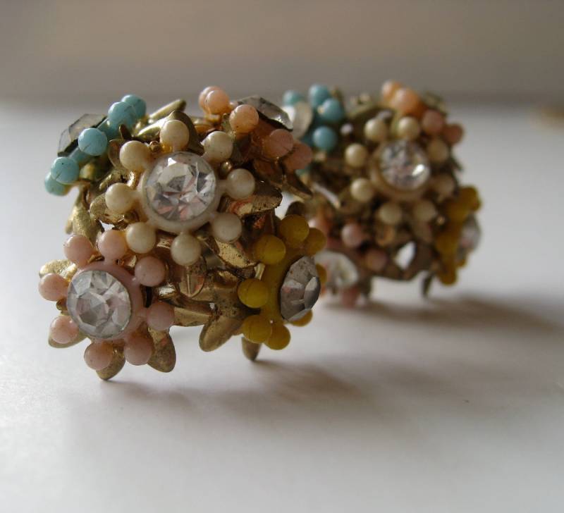 Vintage Celluloid Blumen Ohrringe Pastell Strass Nicht Durchbohrt Vintage Celluloid Blumen Ohrringe Pastell Strass Nicht Durchbohrt von GraceParadise