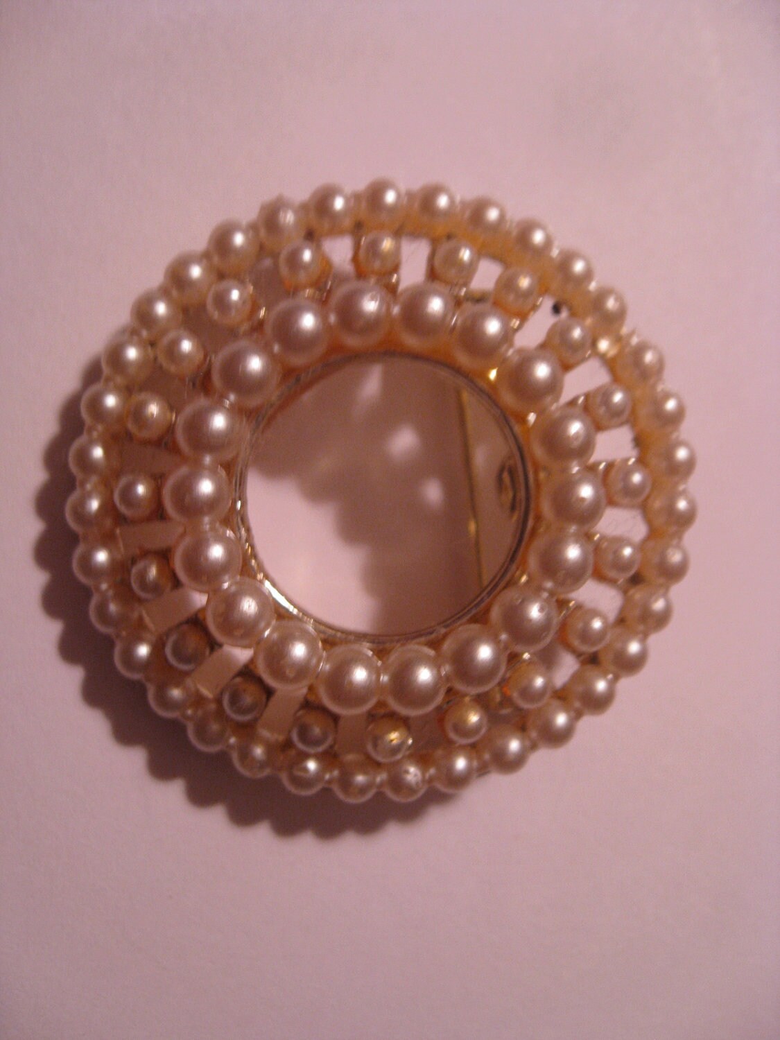 Vintage Mid Century Faux Pearl Circle Pin - Eine Hübsche, Feminine Kleine Brosche Vintage Mid Century Faux Pearl Circle Pin - Eine Hübsche, Feminine Kleine Brosche von GraceParadise