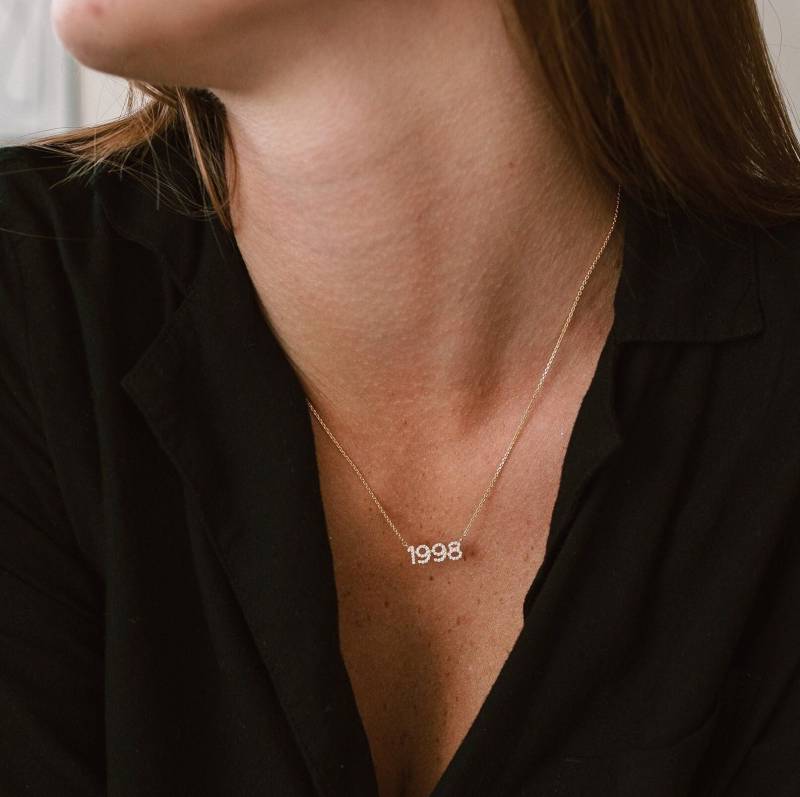 Personalisierte Geburtsjahr-Halskette Von Gracepersonalized - Pavé Zierliche Diamant-Datums-Halskette Geschenk Für Sie B0006-E01 von GracePersonalized