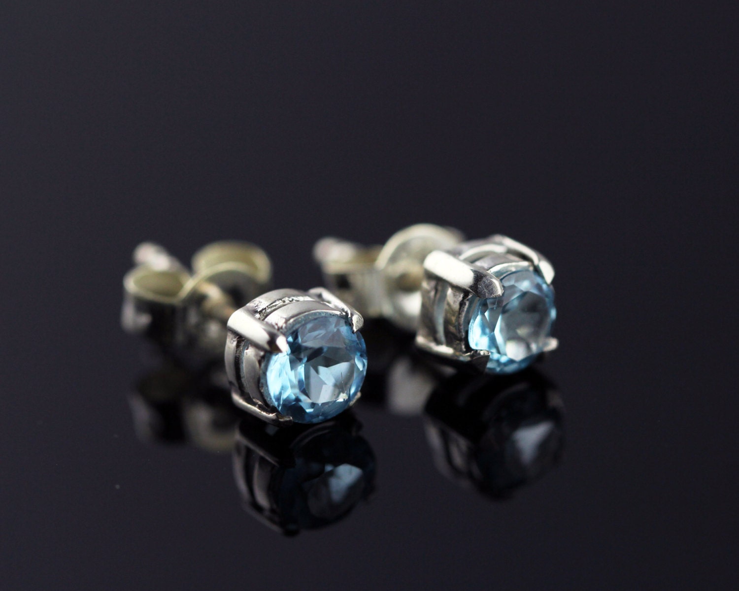 Blaue Topas Ohrstecker Set in Sterling Silber, Post Ohrringe, Kleine 4mm Runde Zierliche Ohrringe Blaue Topas Ohrstecker Set in Sterling Silber, Post Ohrringe, Kleine 4mm Runde Zierliche Ohrringe von Graceanchor