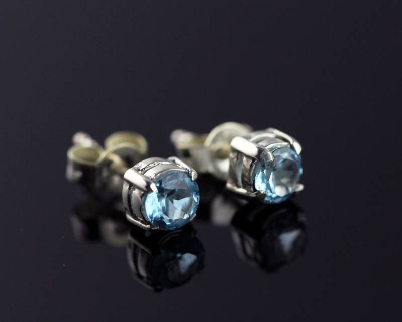 Blaue Topas Ohrstecker Set in Sterling Silber, Post Ohrringe, Kleine 4mm Runde Zierliche Ohrringe Blaue Topas Ohrstecker Set in Sterling Silber, Post Ohrringe, Kleine 4mm Runde Zierliche Ohrringe von Graceanchor