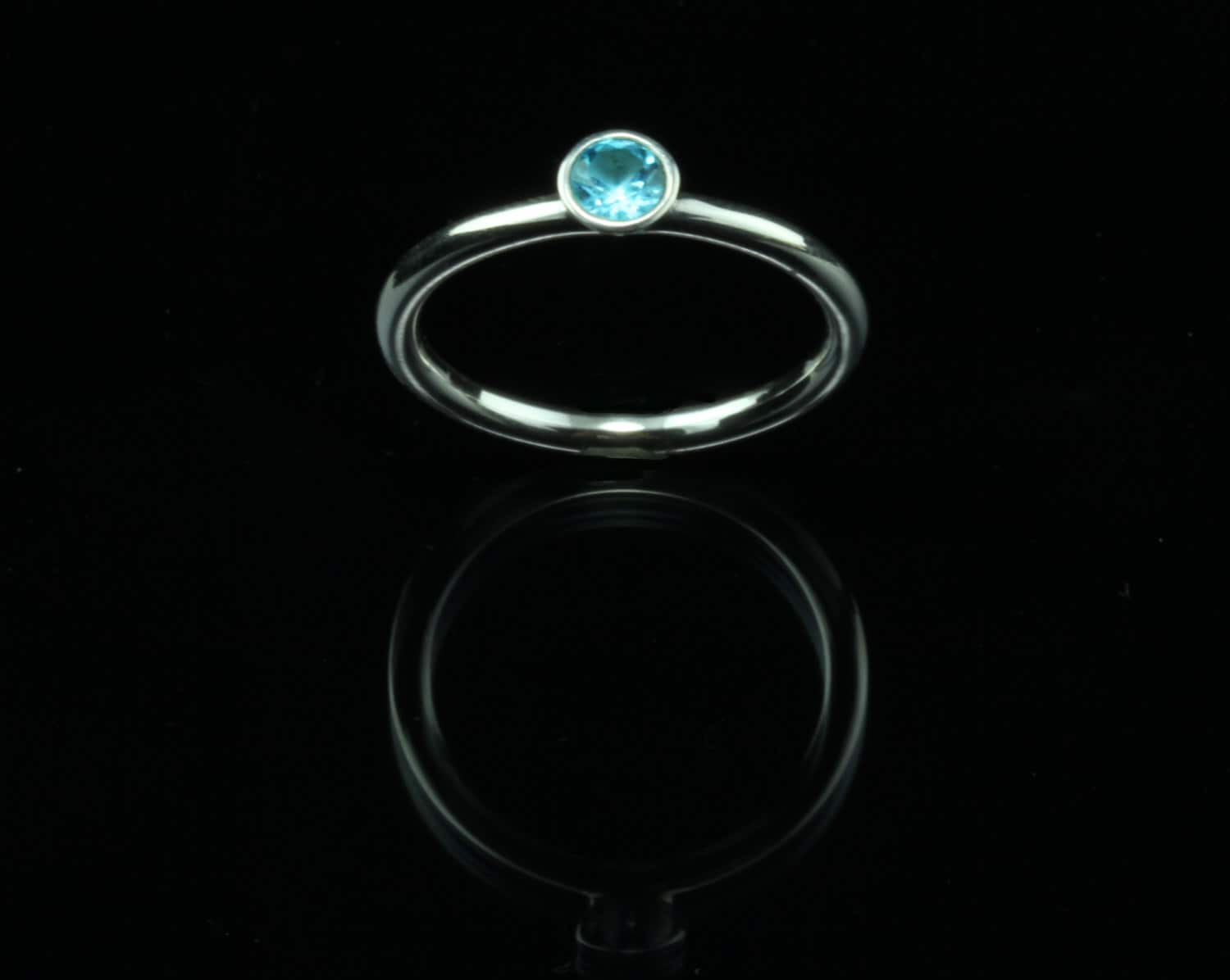 Blauer Topas Stapeln Ring Lünette Set Facettierte Semi Kostbare Stack Aus Sterlingsilber, Dezember Birthstone Ring, Kleinen Zierlichen 4 Mm Blauer Topas Stapeln Ring Lünette Set Facettierte Semi Kostbare Stack Aus Sterlingsilber, Dezember Birthstone Ring, Kleinen Zierlichen 4 Mm von Graceanchor