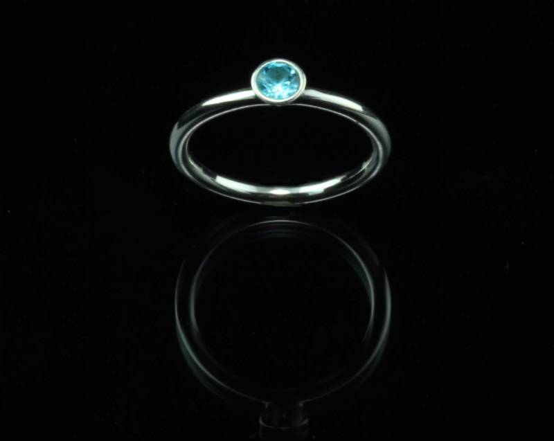 Blauer Topas Stapeln Ring Lünette Set Facettierte Semi Kostbare Stack Aus Sterlingsilber, Dezember Birthstone Ring, Kleinen Zierlichen 4 Mm Blauer Topas Stapeln Ring Lünette Set Facettierte Semi Kostbare Stack Aus Sterlingsilber, Dezember Birthstone Ring, Kleinen Zierlichen 4 Mm von Graceanchor