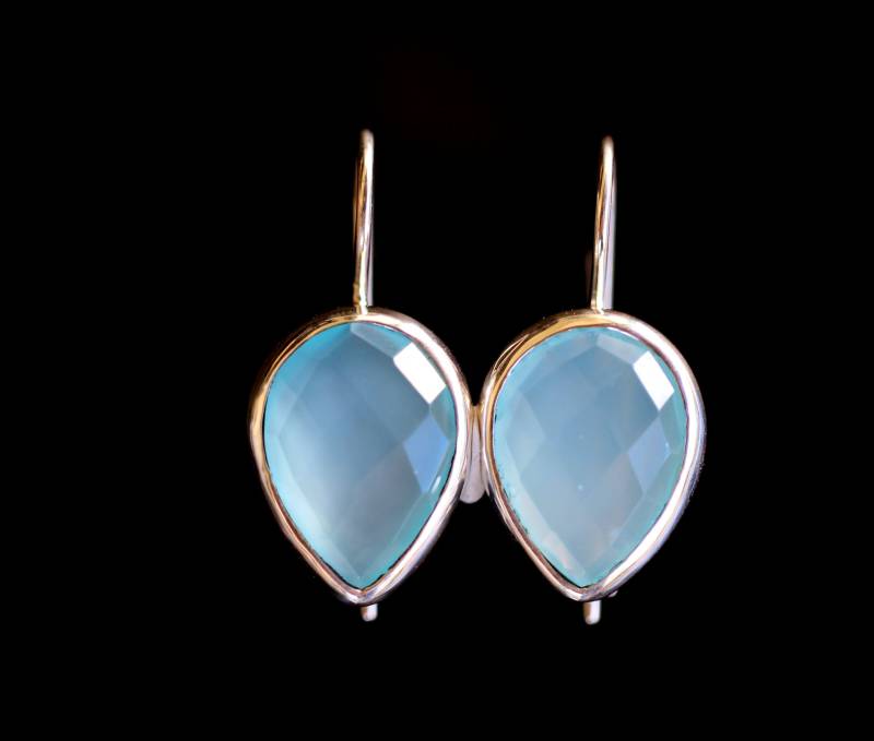 Facettierte Blaue Chalcedon-Ohrringe, Massive Sterlingsilber-Fassung, Sanftes Hellblau, Leichte Ohrringe, Latch-Back-Verschlüsse Facettierte Blaue Chalcedon-Ohrringe, Massive Sterlingsilber-Fassung, Sanftes Hellblau, Leichte Ohrringe, Latch-Back-Verschlüsse von Graceanchor