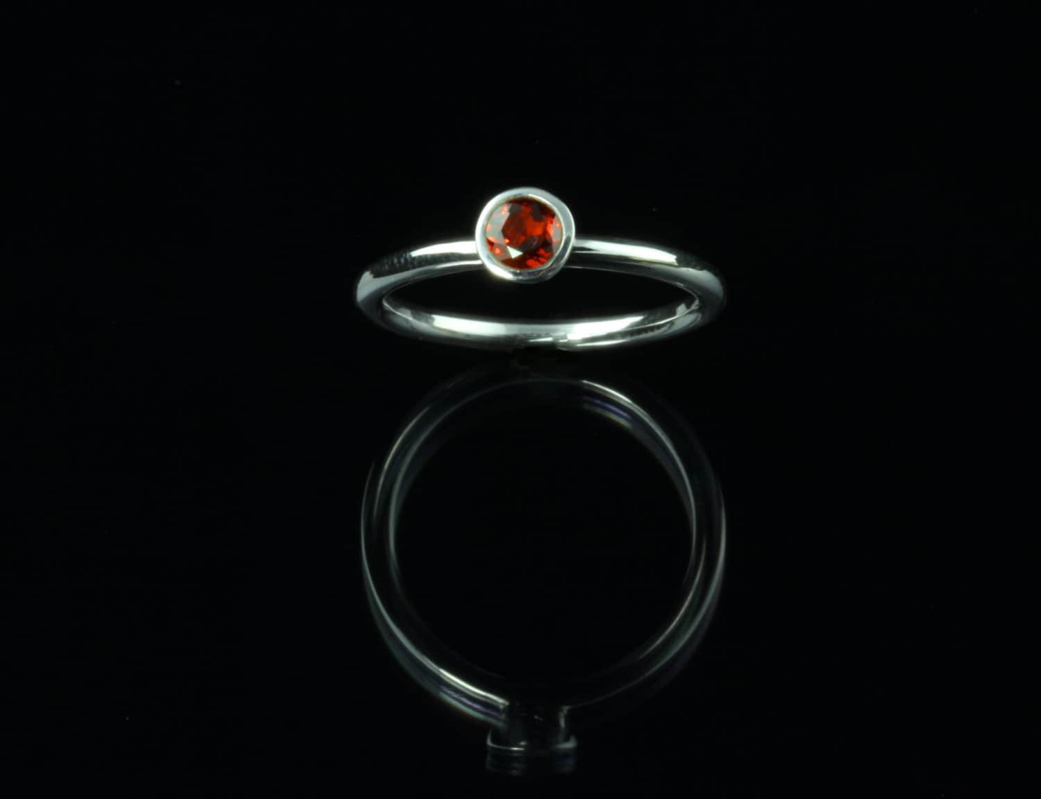Granat Edelstein-Stapeln Ring Lünette Set Im Januar Birthstone Ring, Sterling Silber, Kleinen Zierlichen 4 Mm Facettierte Semi Kostbare Stapelring Granat Edelstein-Stapeln Ring Lünette Set Im Januar Birthstone Ring, Sterling Silber, Kleinen Zierlichen 4 Mm Facettierte Semi Kostbare Stapelring von Graceanchor