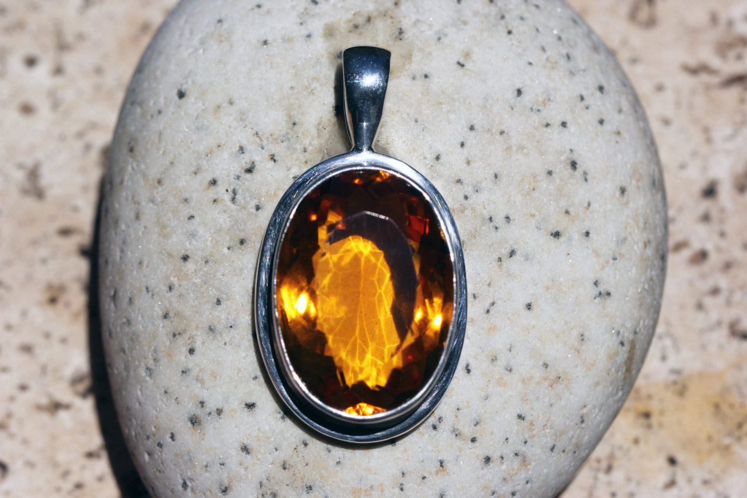 Großer Dunkelgelber Facettierter Citrinanhänger Aus Massivem Sterlingsilber, Halbedelsteinschmuck, Gelber Citrinquarz Großer Dunkelgelber Facettierter Citrinanhänger Aus Massivem Sterlingsilber, Halbedelsteinschmuck, Gelber Citrinquarz von Graceanchor