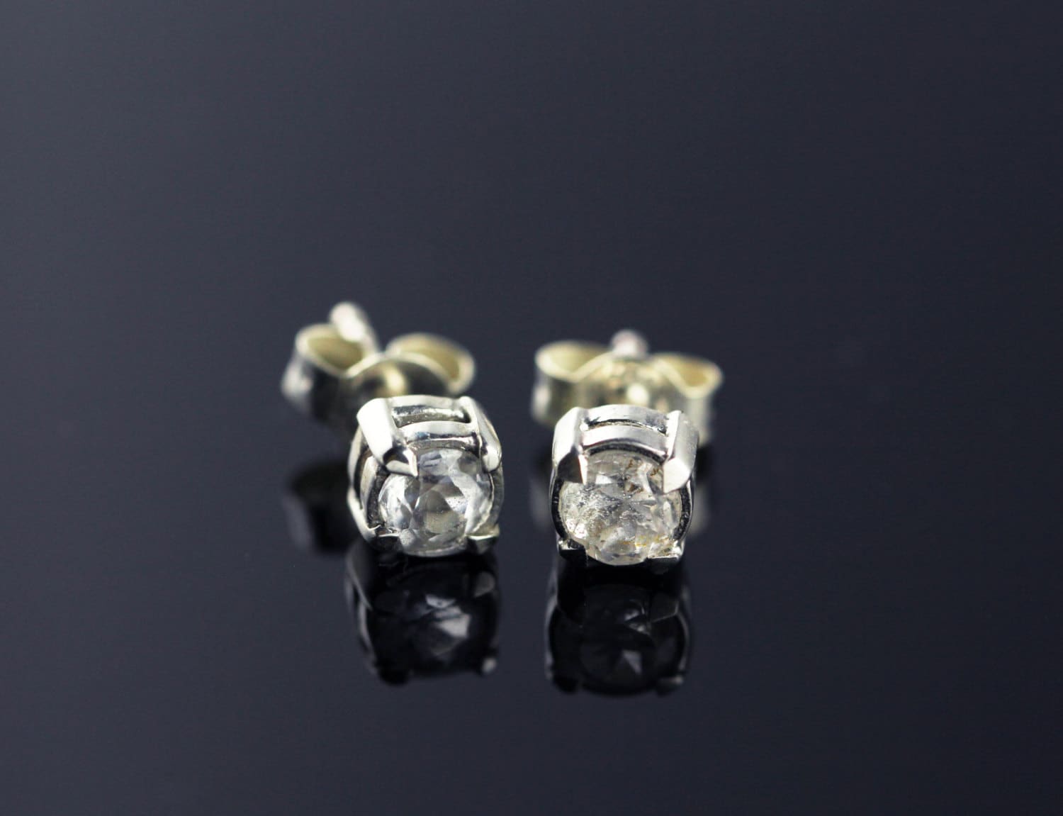 Klare Topas-Ohrstecker Set in Sterling Silber, Ohrstecker, Kleine 4mm Runde Zierliche Ohrringe Klare Topas-Ohrstecker Set in Sterling Silber, Ohrstecker, Kleine 4mm Runde Zierliche Ohrringe von Graceanchor