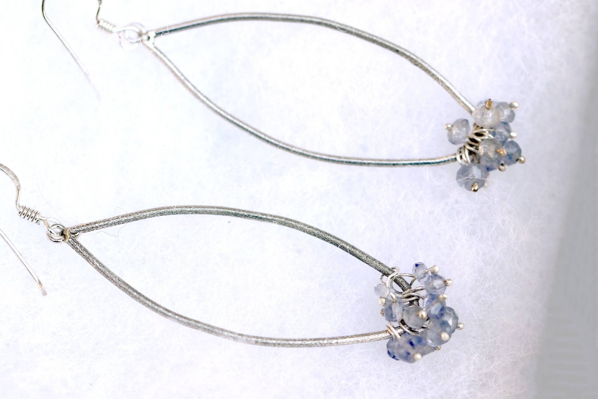 Lavendel Lila Iolith Ohrringe, Sterling Silber, Edelstein Leichte Lange Creolen Lavendel Lila Iolith Ohrringe, Sterling Silber, Edelstein Leichte Lange Creolen von Graceanchor