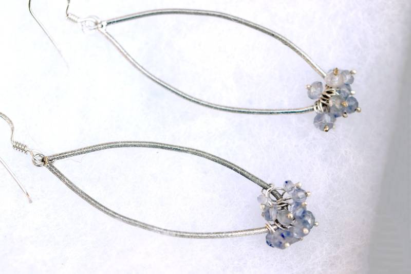 Lavendel Lila Iolith Ohrringe, Sterling Silber, Edelstein Leichte Lange Creolen Lavendel Lila Iolith Ohrringe, Sterling Silber, Edelstein Leichte Lange Creolen von Graceanchor