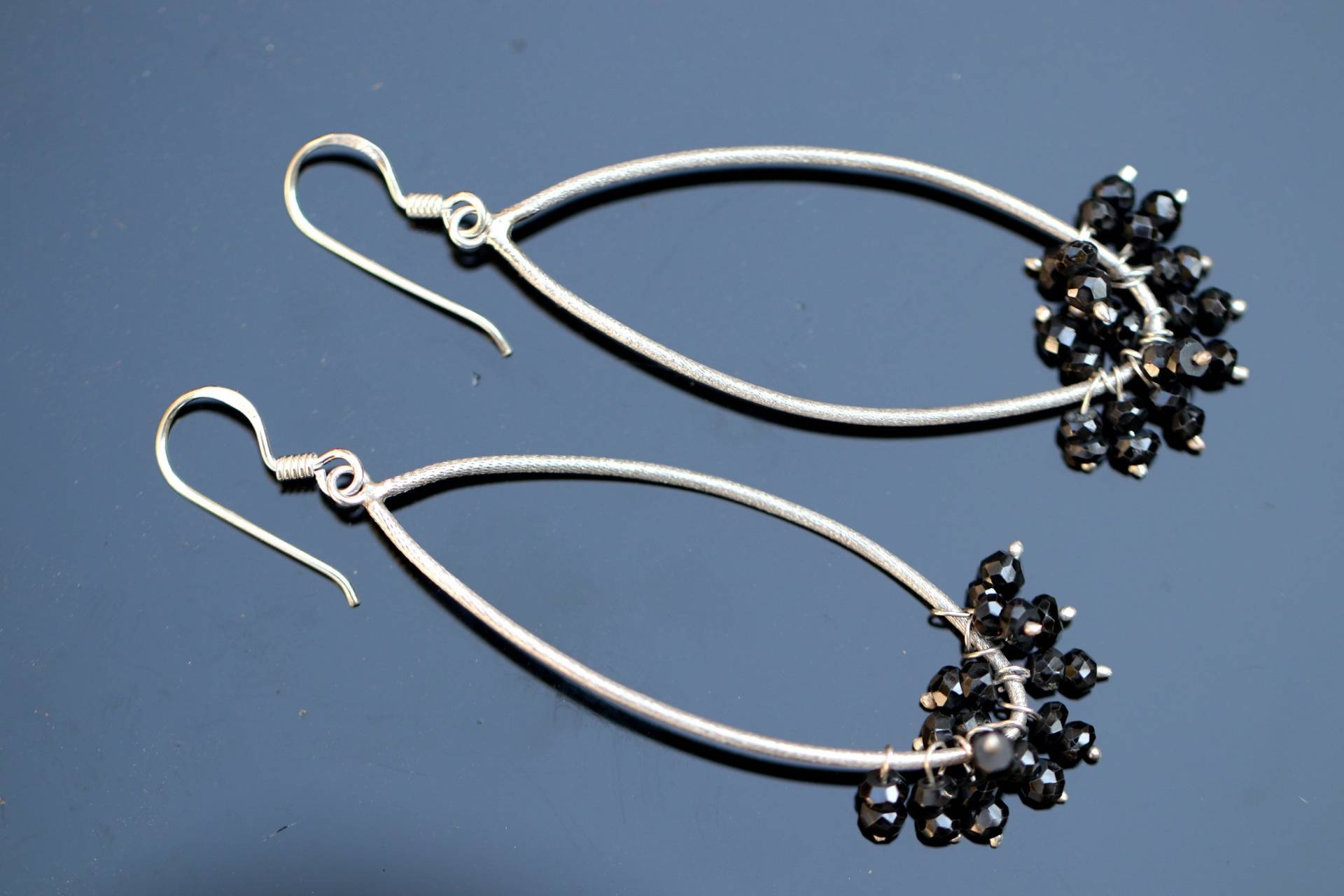 Schwarze Spinell Ohrringe, Sterling Silber, Nickelfrei Hypoallergen, Lange Baumeln Creolen, Natürliche Edelstein Ohrringe Schwarze Spinell Ohrringe, Sterling Silber, Nickelfrei Hypoallergen, Lange Baumeln Creolen, Natürliche Edelstein Ohrringe von Graceanchor