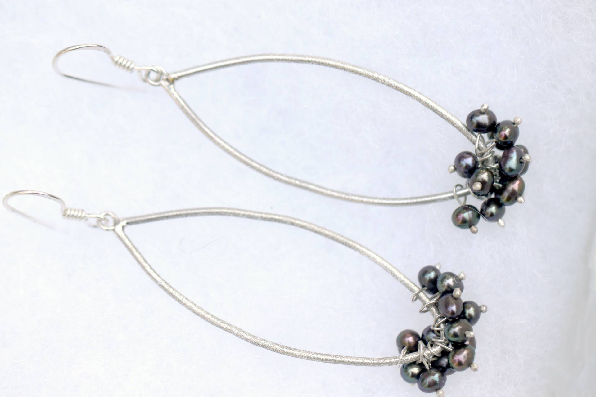 Schwarze Süßwasserperlen Ohrringe Aus Sterling Silber, Leichte Edelstein Ohrringe, Lange Creolen Schwarze Süßwasserperlen Ohrringe Aus Sterling Silber, Leichte Edelstein Ohrringe, Lange Creolen von Graceanchor