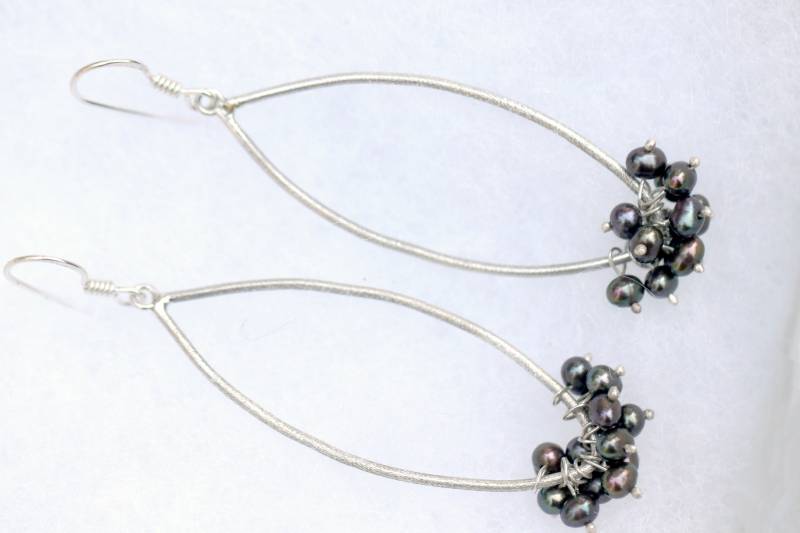 Schwarze Süßwasserperlen Ohrringe Aus Sterling Silber, Leichte Edelstein Ohrringe, Lange Creolen Schwarze Süßwasserperlen Ohrringe Aus Sterling Silber, Leichte Edelstein Ohrringe, Lange Creolen von Graceanchor