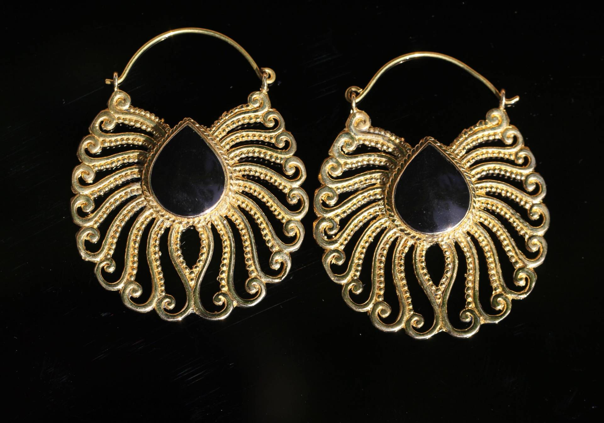Schwarzer Onyx Ohrringe Aus Messing, Kunstvollen Filigranen Design, Nickel, Boho Ethno Stil, 30 Gramm Pro Paar Schwarzer Onyx Ohrringe Aus Messing, Kunstvollen Filigranen Design, Nickel, Boho Ethno Stil, 30 Gramm Pro Paar von Graceanchor