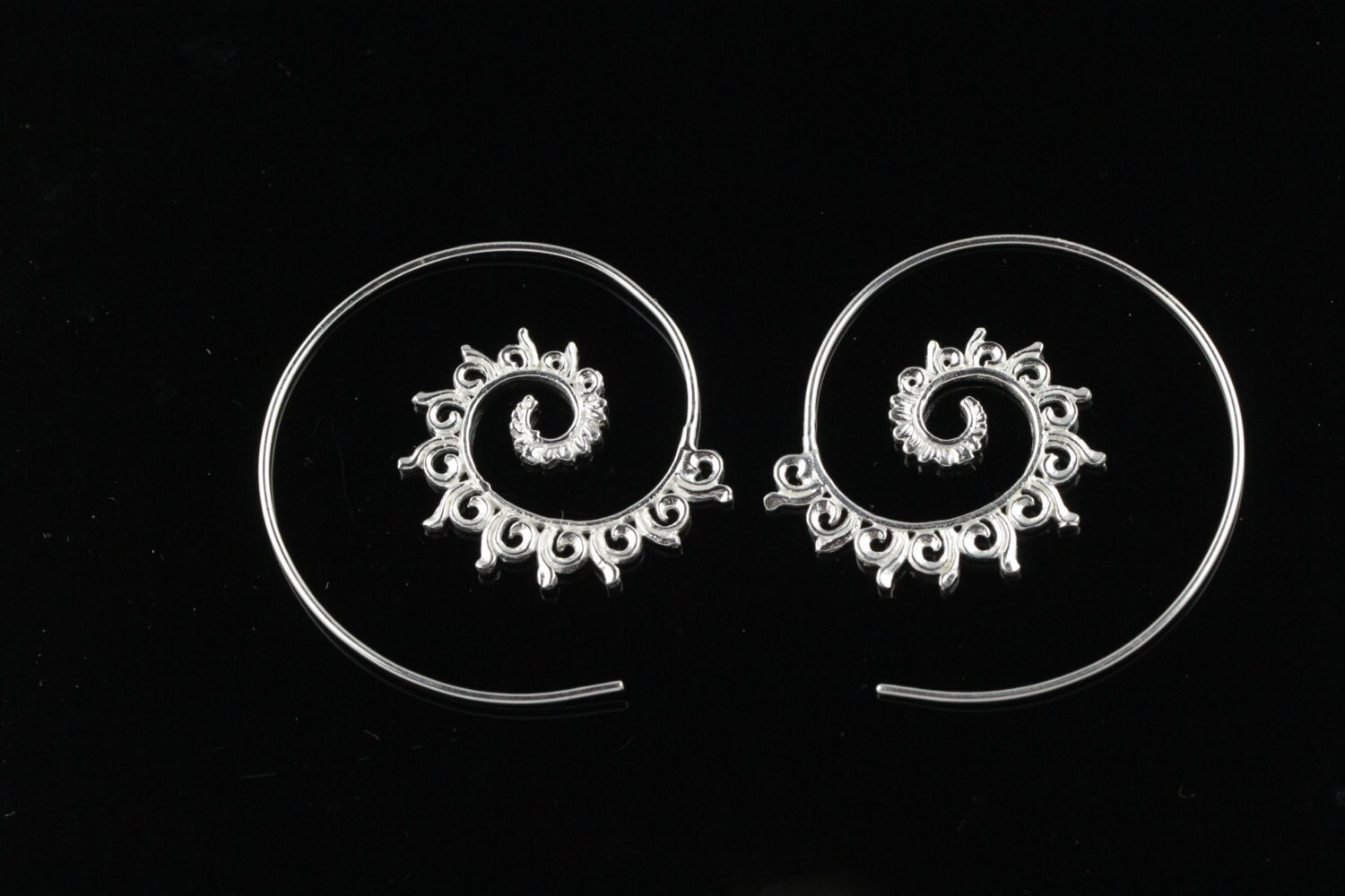 Silberne Messingspiralen, Leichte Boho Hoop Ohrringe, Reguläre Pierced Ears, Threader Style Silberne Messingspiralen, Leichte Boho Hoop Ohrringe, Reguläre Pierced Ears, Threader Style von Graceanchor