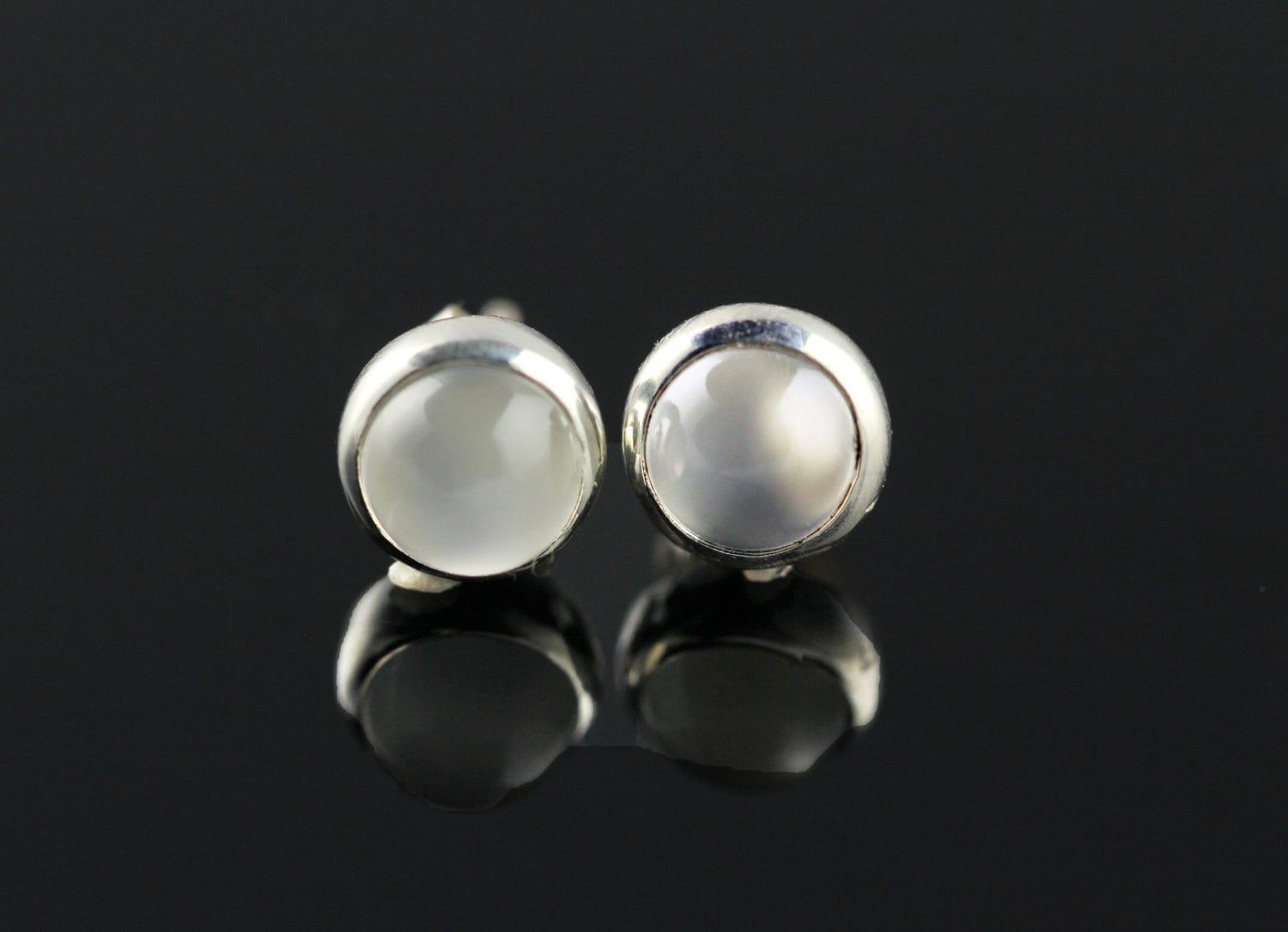 Weiß-Grau Mondstein Ohrstecker Set in Sterling Silber, Post Ohrringe, Kleine 7mm Runde Zierliche Ohrringe Weiß-Grau Mondstein Ohrstecker Set in Sterling Silber, Post Ohrringe, Kleine 7mm Runde Zierliche Ohrringe von Graceanchor