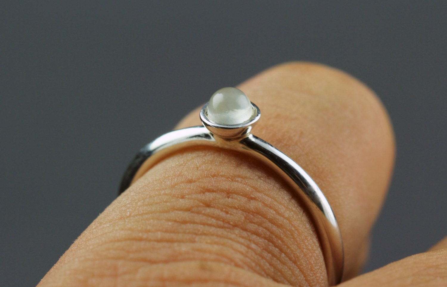 Weißer Mondstein Stapeln Ring Lünette Set Juni Birthstone Ring, Sterling Silber, Kleinen Zierlichen 4 Mm Facettierte Semi Kostbare Stapelring Weißer Mondstein Stapeln Ring Lünette Set Juni Birthstone Ring, Sterling Silber, Kleinen Zierlichen 4 Mm Facettierte Semi Kostbare Stapelring von Graceanchor