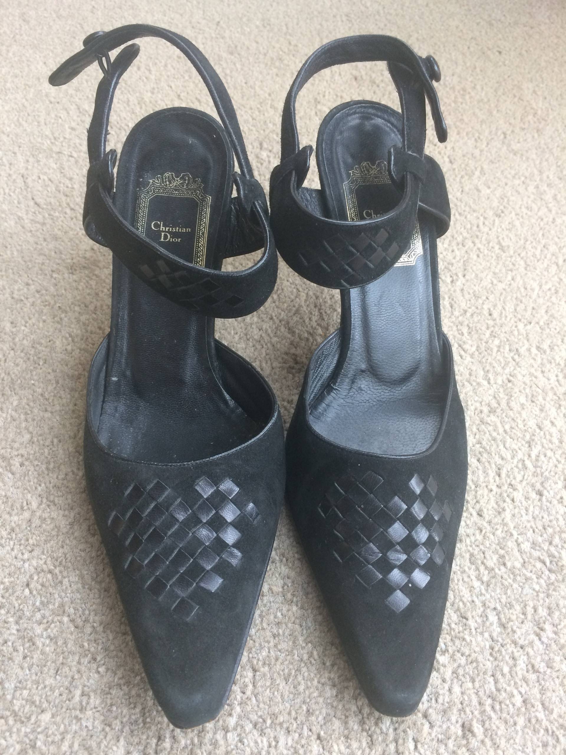 Vintage Christian Dior Schwarze Wildleder Stilettos Gewebtes Detail, Größe 37, 5 Vintage Christian Dior Schwarze Wildleder Stilettos Gewebtes Detail, Größe 37, 5 von GraceandGarbo