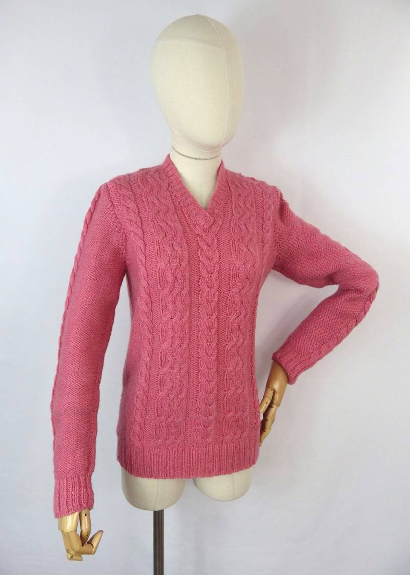 Vintage Damen Handstrick Zopfmuster Aran Rosa V-Ausschnitt Wolle Preppy Pullover S Kleine Größe 8 10 Uk Grace Und Garbo von GraceandGarbo