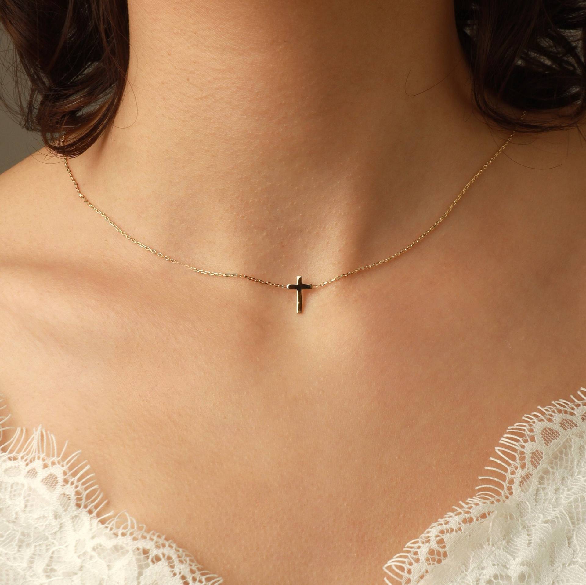 Kreuz Halskette 14K Gold Seitlich Zierliche von GracedJewelery