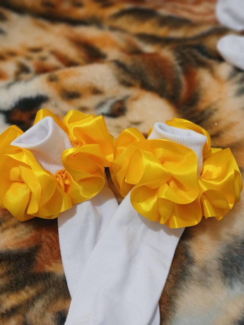 Mädchen-Satin-Band-Besatz-Rüschen-Tutu-Festzug-Art Maßgeschneiderte Kleid Socken von GracefulKreationsUS