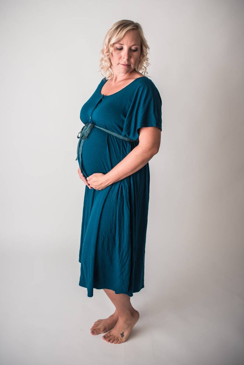 Blaugrünes, Aus Bambus Gestricktes Arbeits - Und Wochenbettkleid. Hergestellt in Kanada. Krankenhaus Kleid. Lounge-Kaftan. Hauskleid. Kaiserschnitt von GracefullyBirthed