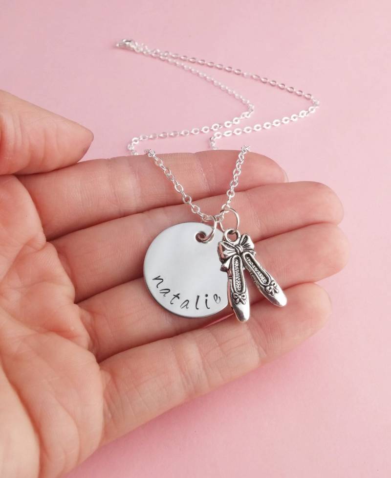 Personalisierte Ballettschuhe Halskette Ballerina Anhänger, Handgestempelter Name von GracefullyMadeStudio