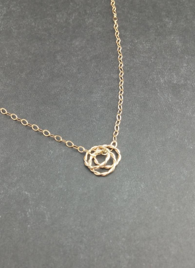 Gold Filled Love Knot Halskette Zierliche Gedrehte Ringe, 45 cm Kette von GracefullyMadeStudio