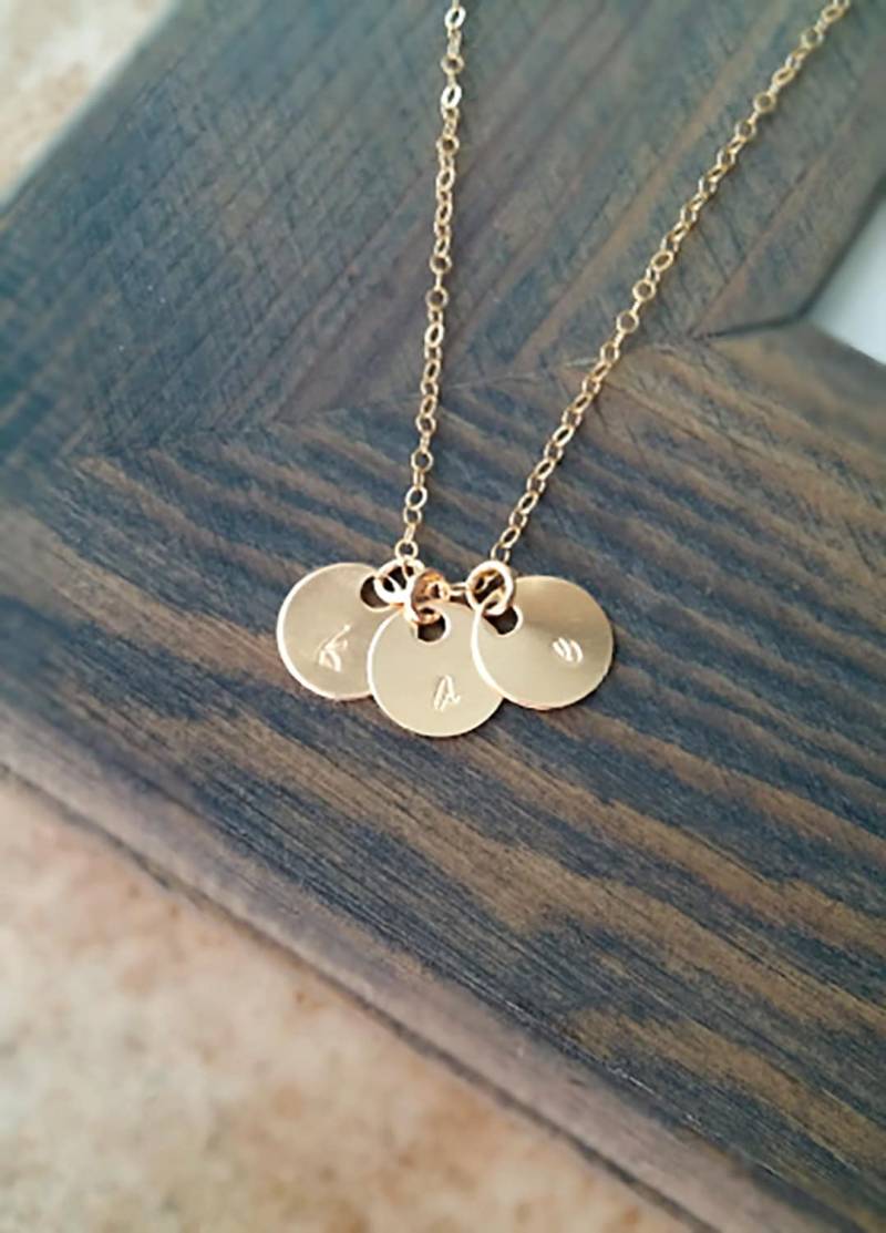 Gold Initial Halskette Handgestempelte 14Kt Gold-Gefüllte Scheiben von GracefullyMadeStudio