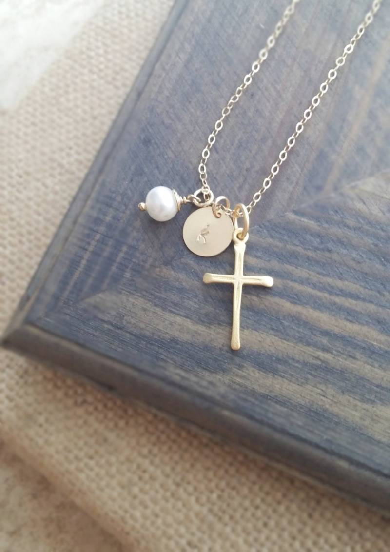 Gold Kreuz Mit Personalisiertem Initial Plättchen Und Perle // Handgestempelter Personalisierter Schmuck von GracefullyMadeStudio