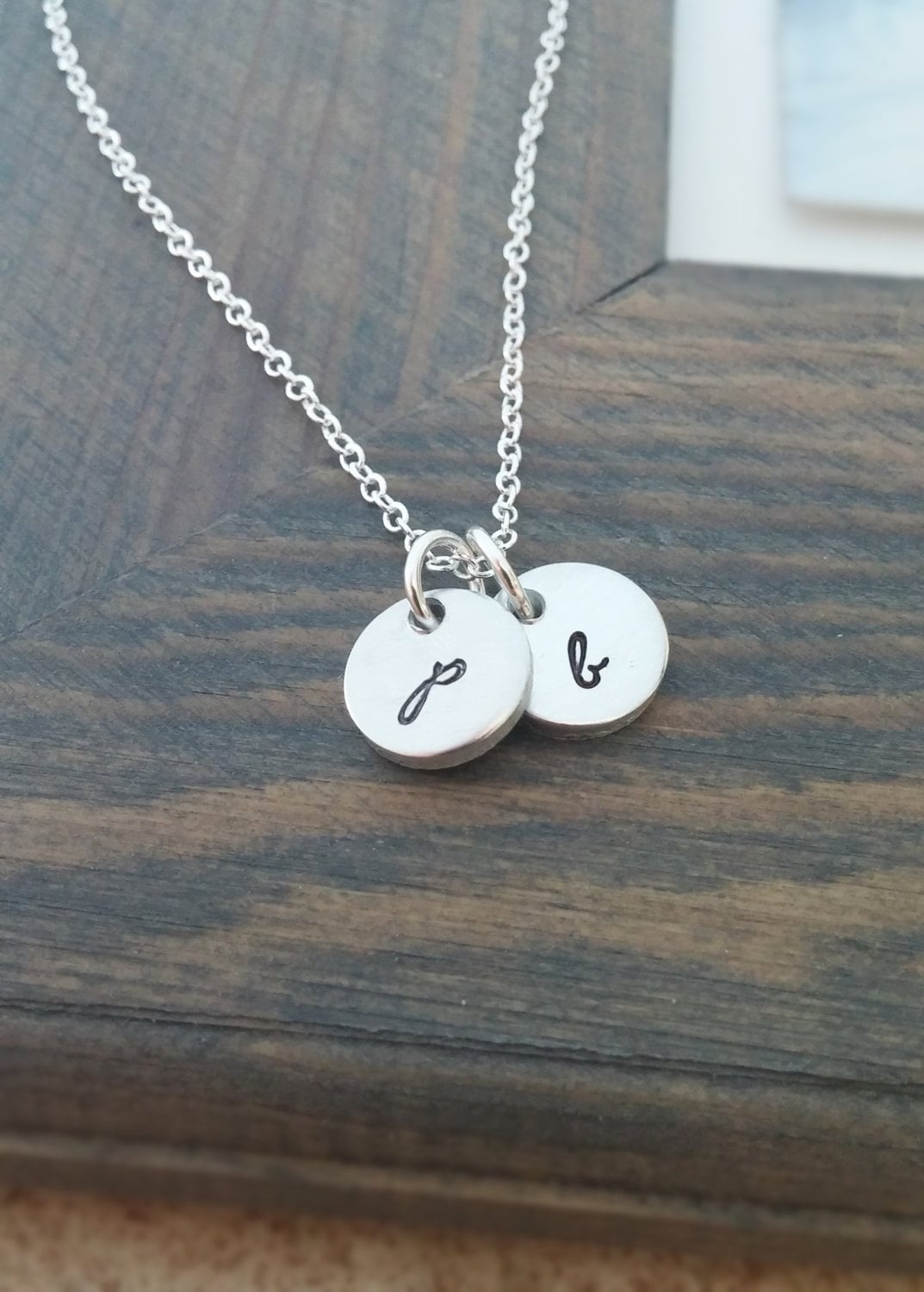 Handgestempelte Initial-Halskette Personalisierte Silberscheiben von GracefullyMadeStudio