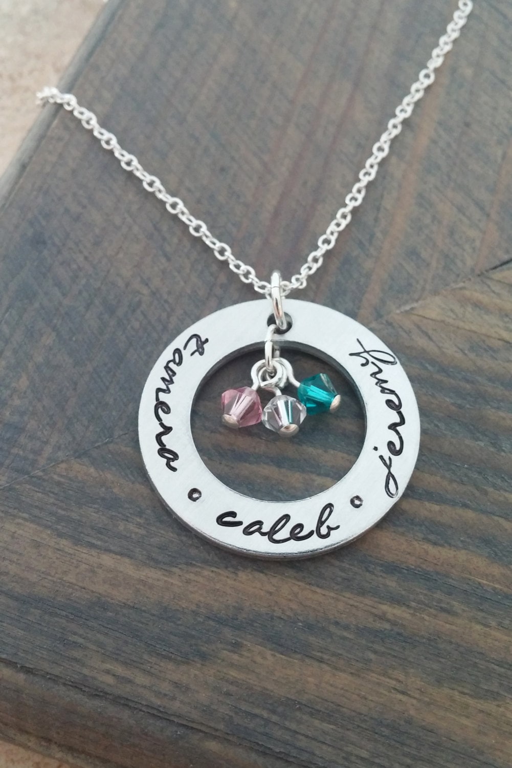 Handgestempelte Personalisierte Familienhalskette Mit Kindernamen Und Geburtssteinen von GracefullyMadeStudio