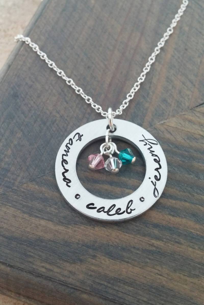 Handgestempelte Personalisierte Familienhalskette Mit Kindernamen Und Geburtssteinen von GracefullyMadeStudio